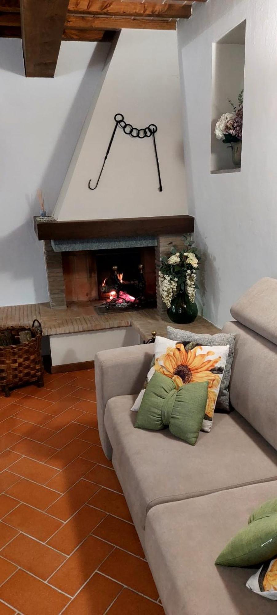 Lajatico Rentals - Casa Di Alice Nel Borgo ภายนอก รูปภาพ